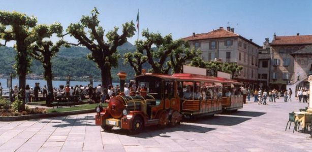 The little train that takes you on a great tour of Orta San Giulio